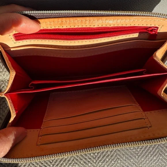 Dooney and Bourke, leather satchel Crossbody with matching wallet - Picture 7 of 9